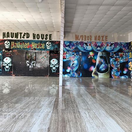 Отель Krishna Fun Land Матхура Экстерьер фото