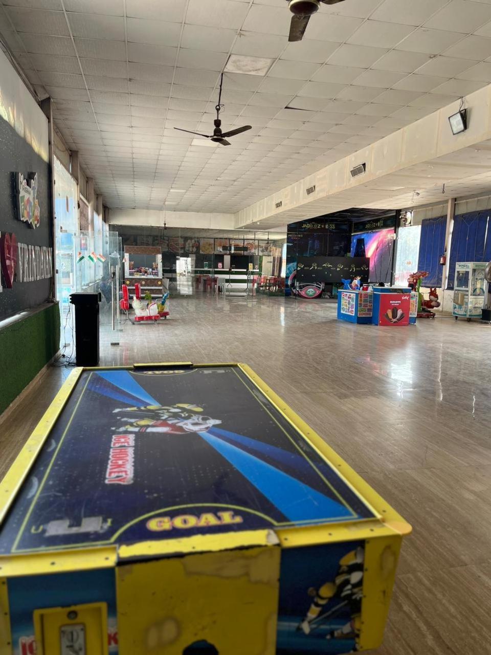 Отель Krishna Fun Land Матхура Экстерьер фото