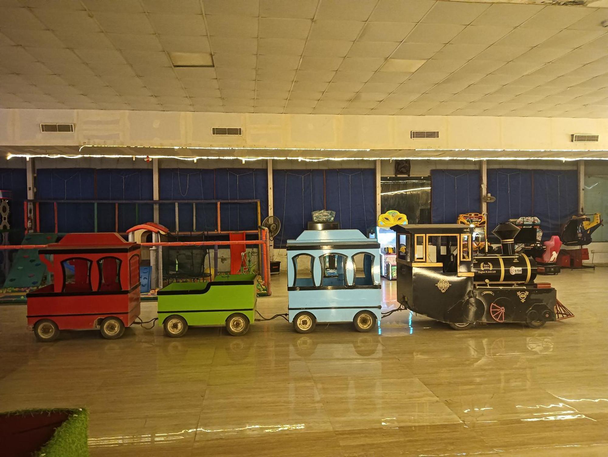 Отель Krishna Fun Land Матхура Экстерьер фото
